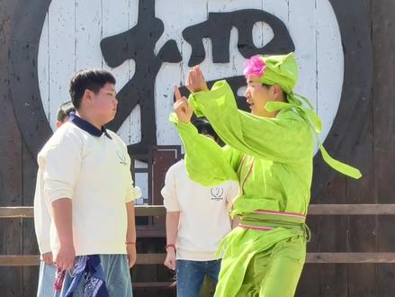 小朋友挑战老嫂子无所畏惧#演出现场拍摄 #万岁山老嫂子 #小朋友斗舞