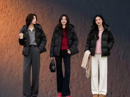 一件黑色短款羽绒服=N种穿搭!搭灰色翻领毛衣+毛呢西装裤,大气简约;配红色毛衣+黑色微喇裤,时尚洋气;换粉色针织+糯米裤,温柔减龄。通勤、休闲、约会全hold住,一衣多穿太香了!
#创作灵感 #内搭外套搭配指南 #穿搭技巧 #双12冬日氛围感穿搭大赏