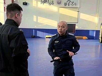 执法安全保障与执法实际效能的实现,均依托于全维度的综合素养,而非依赖单一技能。这既包括充分的风险评估、预案制定与规范应对,也涉及装备、距离、意识及沟通等多重准备,共同构成执法行动安全与有效的基础。
警棍双人带离只是众多执法手段中的一种,并非通用解法。正如枪械训练——虽然真正用枪的情形极少,但日常反复练习,旨在确保民警在必须依法使用的瞬间,既能严守安全程序,又能精准达成执法目的。警械带离训练的意义同样如此,重点不在于照搬动作,而在于培养控制、协作、沟通等综合能力,从而在复杂情境中做到既安全又有效。
执法工作具有系统性与不确定性,依赖单一技能既不安全也难以真正有效。因此,培训机关应传授科学实用的技能与理念,帮助民警建立系统能力;一线民警也应主动识别短板,在实践中持续优化应对策略。
教学者负责系统训练、筑牢根基,执法者则须在实战中融合转化、灵活应用。双方各尽其责、相互支撑,才能以整体能力的提升,确保执法过程安全、结果有效。 #双人警棍带离