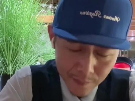 一位好医生啊!人生观崩塌了。 💬🎙️大冰直播间里的感人对话,让人潸然泪下😭。37 岁的医学博士,本应有着璀璨的未来,却被癌症晚期的阴霾笼罩😫。
他出身农村,深知病人的不易,总是给病人开便宜的药,以减轻他们的负担💊。多年来,为那些经济困难的病人垫付了约 40 万医药费💰。
然而,这位善良的医生却遭遇了诸多无奈😔。因坚持开便宜药,被科室排挤,夜班总排给他;病人的嘲讽更让人心寒,“你自己看癌症还得癌症,医术也不行啊”。
尽管如此,他仍拖着病躯为病人坚持做了 9 个小时的手术,中途甚至吐血多次🤕。他曾帮助过的人中,只有 9 岁起就受他资助的小孩一直陪着他👦。
在与大冰的连线中,他说“我觉得我自己是个好人”🥺。从最初讨厌病人,到最后仍希望自己的每一个病人都能健康,他的医者仁心从未改变🙏。
生命如此无常,他的故事让我们深思🤔:好人是否真的有好报?或许,善良本身就是一种选择,无关回报。愿这位医生能在剩下的时光里,多一些温暖与慰藉🌟。也希望我们都能珍惜当下,对世界多一份善意和理解💕。#大冰 #患癌医生 #善良与无奈#正能量#人生感悟