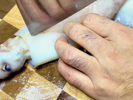 香辣鱿鱼筒 #我的厨房日记 #一起学做菜 #美食教程 这条视频有点长。但是处理鱿鱼的方法可谓是非常详细啦~大家一起学起来吧~