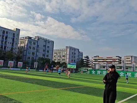 对手有刚代表湛江热点的凉菜组合,前国奥门将张迅伟,两位黑人球员,一大帮野球高手,深圳艺品高上届粤超冠军,这届亚军,实力相当强悍。