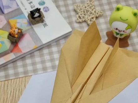 一款飞得又远又稳,而且外形非常帅气的纸飞机,感觉给你的宝贝安排吧!#手工 #折纸 #纸飞机 @DOU+小助手