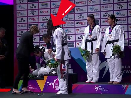 面对不公平的黑裁黑哨,郑姝音霸气回应,夺回自己被偷走的冠军。 #郑姝音世锦赛遭不公痛哭 #体育 #跆拳道