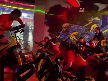 动感单车,俗称燃脂炸弹,一节课四十五分钟,消耗一千卡路里,相当于跑步两个小时以上,有效减少腰腹臀腿多余赘肉。