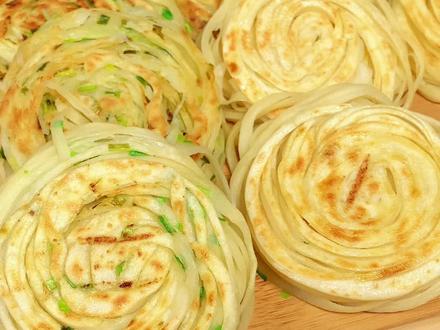 很多姐妹说在家烙的饼油大不健康,那是你方法不对,今天分享给你一个小技巧少油健康又好吃,外皮酥脆里面柔软多层,最关键的是家人吃的放心!#蒜苗盘丝饼 #营养早餐 #学会快去试试吧🔥 #面食