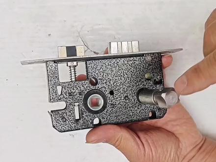 房间门锁在屋内反锁后打不开了怎么办?#每天跟我涨知识 #反锁坏了 #打不开门怎么办 #创作灵感