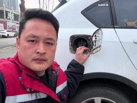 车上这个小配件坏了?车主在别的地方花800都没修好,教你你一招解决!