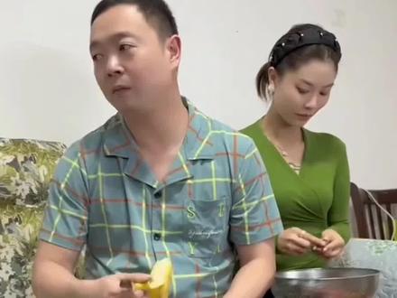 他是最怕媳妇的男人,嫌弃他媳妇吃过的香蕉,最后还是捡起来吃了!#奇葩说 #奇葩美食 #社会百态