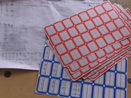 图书整理进行时,第一步:图书分类,第二步:编码写标签,第三步:贴标签,第四步:输入微机,明天冲刺最后一关#工作