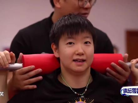 谁懂啊!孙颖莎的训练日常,也太真实了吧! 体坛零距离女队采访片段,莎莎的训练日常太戳人了。
原来每一分背后,都是这样日复一日的坚持。
喜欢国乒的朋友,别错过这段!
#孙颖莎 #国乒 #体坛零距离 #国乒女队 #乒乓球