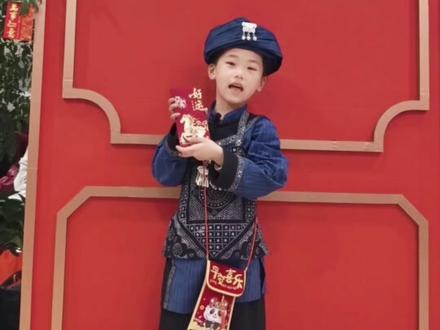 2026年央视春晚《吉量》演出后,演员周深给小朋友们发了红包,可高兴了。她说这个红包不用,要一直留着。😀#央视春晚 #吉量 #周深