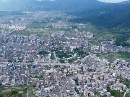 航拍普宁麒麟镇月屿村,3万人口15姓氏,曾,庄,林,陈,谢,黄,李,王,洪,叶,杜,刘,吴,蔡,欧阳,村子山环水抱犹如聚宝盆#航拍最美家乡 #普宁麒麟镇 #知识出游计划 #麒麟镇月屿村
