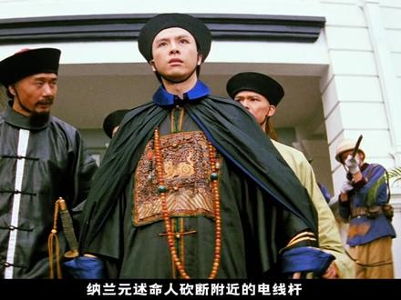 这是黄飞鸿电影系列中,立意最深的一部。 它被誉为“华语古装动作巅峰之作”。
15万人给《黄飞鸿之男儿当自强》打出了8.3分的高分,
好过94%的剧情片和97%的动作片。
延续了第一部的热度,
这部续集,
以本土票房 3040万港元成为系列票房巅峰。
【《壮志凌云》(2970万港元)和后作《狮王争霸》(2754万港元)】
时隔30多年,影片中的内容依旧在新时代产生回响。
反派白莲教与清廷的关系,为何至今仍是权力游戏的经典策略?
剧中白莲教小女孩站出来抵抗洋枪,大人却一一退缩的桥段,
到底寓意着什么?
徐克借黄飞鸿的视角,安排的三分钟盲人唱段,为何是“整部电影之眼”?
30多年了,
这部影片仍旧会让人热血沸腾。
我想,不仅仅因为武学宗师的风采,
也不是因为古老民族在血火淬炼中挺起的脊梁,
更是时至今日,它仍旧是指引方向的明灯。#影娱漫谈编辑部 #暑期档情报局 #黄飞鸿 #抖音精选 #影视经典补完计划