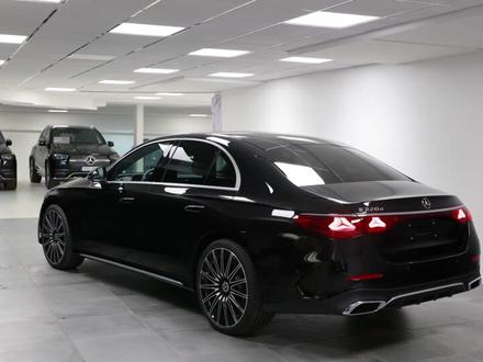 全新2024款奔驰e级来了
新的设计语言优雅华丽,配有发光格栅,同时搭配新款样式轮毂,同级别不考虑价格,应该大部分都会选择新款e级,你会怎么选?#梅赛德斯#奔驰#奔驰e级#宝马5系#奥迪a6l#e300l#530li