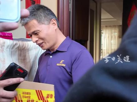 广东深圳一位市民网购的智能学习机,成为今年我国第1800亿件快件。国家邮政局监测数据显示,截至2025年11月30日,我国快递年业务量首次突破1800亿件,新纪录标志着我国邮政快递业再次开启新篇章。2025年1-10月,广东全省邮政行业寄递业务量收分别完成393.2亿件和2822.7亿元,占全国比重22.2%、19.2%,同比增长11.1%、0.14%,快递业务量收分别完成386.8亿件和2480.6亿元,占全国比重23.8%、20.4%,同比增长11.7%、0.14%。相当于全国每产生5件快递中就有1件来自广东。(广东台记者蒋弘业、谢健登)#媒体精选计划