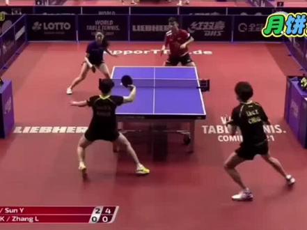 考古了一下2020年国际乒联德国公开赛月饼兄妹组合孙颖莎、林高远迎战日本最强组合,同时也是奥运组合水谷隼/伊藤美诚,经过四局苦战,这对新组合最终1-3不敌对手止步混双八强赛。昨天林高远在社交软件上发布父亲因病与世长辞信息,想起了前不久他为了鼓励父亲积极治疗和父亲一起理发,平头发型一直被网友吐槽,采访时他说希望这新发型给家人带来好运,巴黎奥运会他以陪练身份参与,是等混双拿到冠军后才匆匆回国,那时他是急着回国陪伴父亲。当时网上一些带节奏的营销号抨击国乒利用完就把人家赶回国,网上舆论真假我们做为局外人我们无权评价,但我一直认为国乒是个有爱的大家庭,我承认我偏爱孙颖莎,谁不喜欢阳光明媚向上低调又优秀的人,你只有跟有能量人在一起你才能更好,但是喜欢我们就要尊重专注自家,不踩踏诋毁其他运动员。同时我们感谢所有做陪练的运动员,冠军的荣誉离不开他们在背后的默默付出。