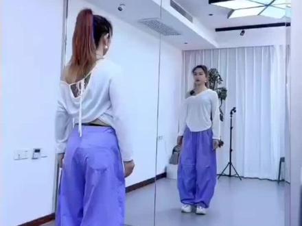 🔥新舞助推🔥
《当初的爱情匆匆走过》背面
口令分解教程 💃💃💃💃💃💃