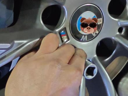 上海市: 生命重于泰山、民间高手修车!可以为<高端车系>无损拆卸轮胎螺丝滑扣与不小心防盗螺丝套筒丢失轮毂无法拆卸螺丝!
无损拆卸过程中,不使用暴力敲击,扩大轮毂螺丝锥孔!也坚决不使用电焊易容易烧糊轮毂的油漆!因电焊机60V电压,200A-300A高电流!也有一定对汽车元件与电路板烧坏的风险!
此车因轮胎扎钉4S店无法拆卸滑扣的螺丝!需要求一套全换掉需要好几万!4s店对车主说!要想无损拆卸,必须找民间高手!找到我后几百块钱为车主解决了几万的问题!此时你应该点赞与关注,遇到了车子别人无法解决!可以找民间高手(我老张)!😂😂😂 #修车 #专业拆奔驰奥迪宝马轮胎螺丝防盗螺丝 #专业无损拆卸轮胎螺丝打滑 #修车人 #高手在民间