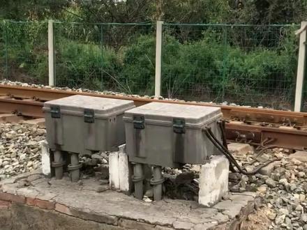 轨道电路由钢轨线路和钢轨绝缘构成的电路,用于自动、连续检测线路是否被机车车辆占用,也用于控制信号装置或转辙装置,以保证行车安全的设备。#专业的事交给专业的人