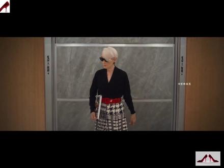 穿普拉达的女王2|职场时尚 ,依旧封神 2006 年第一部封神(美区 6.30 首发 / 07 年内地上映),20 年后先导片一释出就炸了!米兰达与安迪权力反转,穿搭全是细节杀:
✅ 面料:普拉达经典尼龙 + 羊毛升级,再生材质加持,暗合环保趋势与角色处境
✅ 廓形:从凌厉 廓型到松弛直筒,安迪高管风拿捏,米兰达收敛锋芒更显格调
✅ 色彩:跳出黑白灰,低饱和撞色 + 哑光质感,静奢感拉满#穿普拉达的女王 #安妮海瑟薇 #时尚 #服装 #穿搭