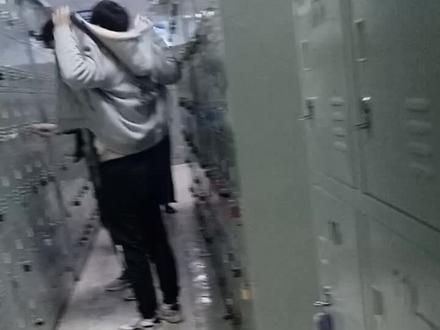 进入车间上班之前。身上凡是与带铁的东西,和带摄像功能的手机,像机,摄像机。放入鞋柜。不能带入生产车间。过安检门。四周有监控。过安检门三次报警,今天的权限使用完毕。就不用上班了。二楼车间进出有两道安检门和人脸识别刷卡进闸门。