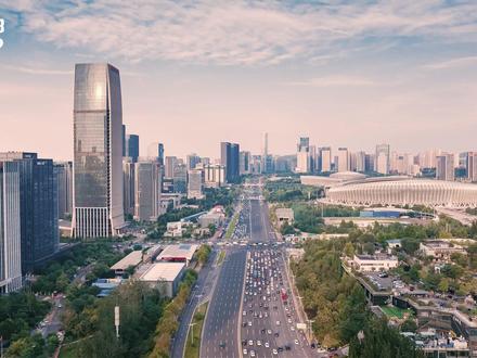 今天,济南地铁4、6(东段)、8号线三线齐发!从泉城公园站柳叶穹顶下的地下清泉,到中央商务区站灯火如瀑的璀璨星河;从“拼积木”的绿色围子山,到“一步换乘”的贴心山职院。这条新动脉,让千年泉韵与时代脉搏,在此刻的济南,同频共振,奔涌向前!#媒体精选计划