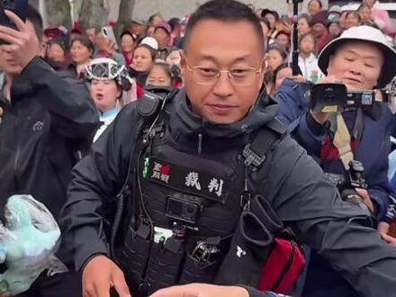 老六荒野蜜蜂哥回村,村里人热情款待。#荒野求生 #老六荒野 #荒野蜜蜂哥 #湖南 #泸溪