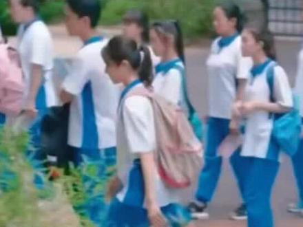 高考考2天还是3天?
高考一般是2~3天考完。
在新高考地区,实行3+1+2的考试模式,一般是第1天考语文、数学,第2天考英语和必考科目,第3天考选考科目,所以在新高考地区是三天的高考时间。
在传统高考地区,因为是3+X模式,所以一般第1天考语文数学,第2天考外语和文科综合或理科综合,因此只有两天的考试时间。
新高考的变化高考综合改革后,不分文理科,科目设置实行“3+1+2”的组合方式。其中“3”为全国统一高考的语文、数学、外语,且数学不分文、理,“1”由考生在物理、历史两门科目中选择1门,“2”由考生在思想政治、地理、化学、生物学四门科目中选择2门。
不同类型考生考试科目有哪些
1、普通类(物理)考生考试科目为:语文、数学、外语、物理和四选二。
2、普通类(历史)考生考试科目为:语文、数学、外语、历史和四选二。
3、体育类考生考试科目为:在普通类(物理)或普通类(历史)考试科目的基础上考体育术科。
4、艺术类考生(含音乐类、美术类、书法类、舞蹈类、广播电视编导类、艺术校考类专业)考试科目为:在普通类(物理)或普通类(历史)考试科目的基础上加考艺术术科。
#教育 #高考 #高考加油 #你追梦我护航 #祝高考学子金榜题名