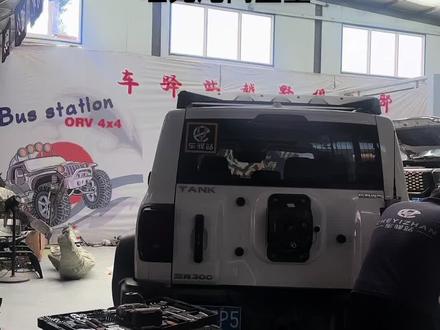 #坦克300 卸掉备胎、换另一种方式背一个集成板、既美观~又减轻重量!#这才是男人的玩具 #专业的事交给专业的人 #改装