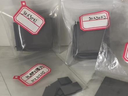 在1500℃以下沉积的层状结构具有较高的弹性模量与断裂强度。它们随着沉积温度的降低而上升。对水、有机溶剂及多数酸碱都很稳定。最大尺寸可做200*70*6,有需要高定向热解石墨片的欢迎咨询。#全国发货欢迎合作 #源头实力厂家 #六工石墨 #热解石墨 #质量第一诚信为本