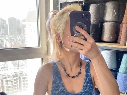 织女的🏝️度假风💙🧶小背心(附图解) 应姐妹所求
下文有测量数据可参考繁花系列A字型(阿兰 )
M码:胸围 46cm 下摆56cm 全长53cm
🪡: 8mm
平针圈织120针 28行
将120针平分,挂上两个记号扣
第29–44行
第一行:两个记号扣位置各减一针,每行共减2针,第二行 不加不减 织平针.重复8组,共16行
此时剩余104针
第45行 记号扣前后各套收2针,此行完成前后片分片完成,前后各48针
第46行 左右各减1针,46个下针
第47行 46个上针
第48行 左右各减1针,44个下针
第49行 44上针
第50行 左右各减1针,42个下针
第51行 42上针
第52–59行 重复织一行下针,一行上针(前片这里织8行,后片这里织4行,因为这款肩带加长了,不想太低胸就要加几行,否则的话这部分可以不织)
第60行 将40针分成14/14/14 ,14个下针;套收14针;14个下针
第61行 14个上针
第62行 靠近领口位减1针,13下针
第63行 13针上针
重复这样下针行靠近领口位置减一针,上针行不加不减,织到肩带位置剩余5针结束.
后片:如果觉得麻烦,前后片可以完全一致!
如果想后片更低胸可以如下织:
第52-59行 改成4行
继续重复前片的编制模式 ,肩带织到剩4针,再重复织一遍4针一行上针、一行下针.
这里是为了前后片行数一致,后片更低胸一些!
胸围 46cm 下摆56cm 全长53cm
模特参考三围 胸围82 腰围62 臀围88(这款是宽松的哈,大概是M码的效果)
关于改码:
起针数加针 圈围长度为您想要的下摆宽度,确定第45行您想要的胸围数值;第29–44行,将起针数(第一行)减去您想要的胸围针数(第45行),将这个数值均分到每行,进行左右两个记号扣减针.
#棒针编织 #人气小背心 #可外穿百搭小背心 #织女的日常 @DOU+小助手