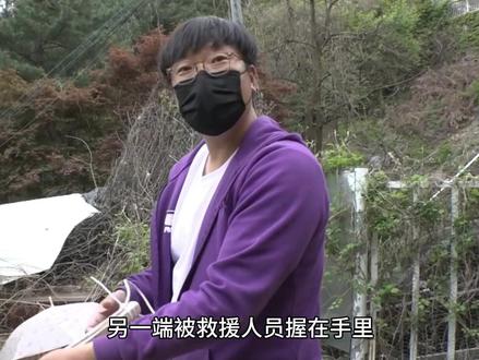 猫咪掉进又细又深的坚直管道,爬不出来动弹不得,营救方法很不错#猫 #猫咪 #动物