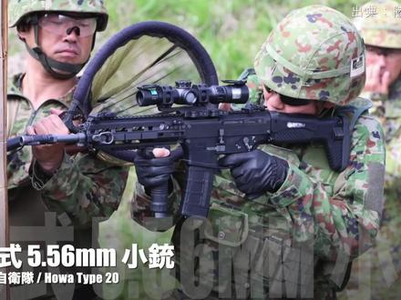 从89到20小铳,岛国军工31年磨一剑 📺本期聚焦日本陆上自卫队 20 式 5.56 毫米步枪。2020 年作为 89 式后继开启研发,历经 31 年匠心打造。
💥性能参数亮眼:发射速度 650 - 850 发 / 分钟,有效射程超 500 米。
配备导轨可装先进配件,扩展性强;
伸缩式枪托左右均可操作,调节枪托与贴腮板适配不同体型。
材质上,树脂、铝减轻重量,重心处防锈不锈钢搭配防腐涂层。
口径 5.56 毫米与 89 式弹药通用,重心短操控性佳,工作方式为气体压力式,射击模式仅单发、连发。
🛡️设计极具针对性,排水性好耐海水侵蚀,适应水陆两栖与离岛防卫作战。
采购约 15 万支,自 2020 年起已优先装备水陆机动团,未来将在自卫队全面普及。