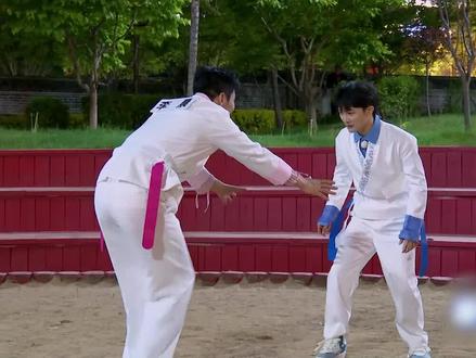 #奔跑吧 周深好拼,裤子不小心被撕破