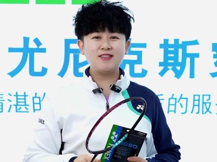 你们喜欢3u还是4u,还是选择一起体验!#尤尼克斯球拍 #穿线师 #羽毛球拍穿线