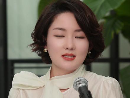 向佐节目中突然对主持人飞踢! #向佐 #向佐踢主持人 #百克力 #微短剧盛典 #向佐踢主持人