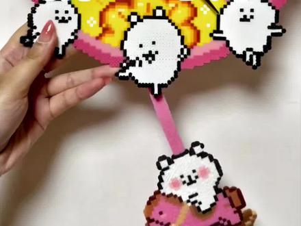自嘲熊拼豆时钟➕摇摆挂件!!
原图纸🍠:@tttomato
把蓝色边框换成了粉色,改了右边和下边两块部分花纹。
初次尝试大图,拼了整整一天,好难熨,但是最后成果很满意!#手工创作 #自嘲熊 #拼豆 #拼豆时钟 #手工教程分享