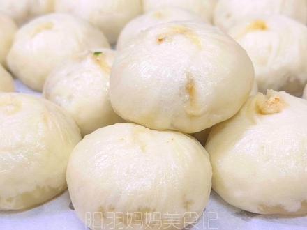 像这种酱肉小包子一周吃八次都吃不腻,今天又做的半烫面发酵的,松松软软 口感太好了,快开学了多做些放冰箱给孩子当早餐早上蒸一蒸就可以吃了#小包子 #酱肉包