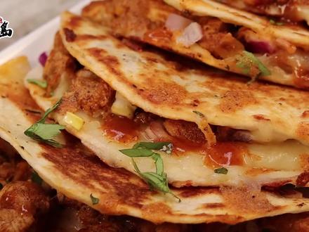 没有人比我更懂TACO 随着这几天美国再次威胁对华加征关税,“TACO”这词又火了。TACO是啥?这其实是“Trump Always Chickens Out”的缩写,意思是“特朗普总是临阵退缩”。#美国 #特朗普 #国际 #谈判 #媒体精选计划