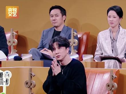 在#中国唱将,#薛之谦谈及自己的经历时笑着说:“我红的时候都33岁了!这些都是成长的一部分。”