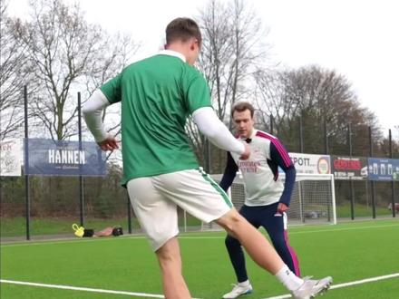 现场看傻了!多库这招盘带堪称作弊码 全程一个动作防不住 多库的盘带太无解了!全程就一个核心动作,高速带球中抬脚点地,配合小碎步晃动,防守球员根本防不住。#多库 #足球技巧 #足球教学 #曼城 #过人技巧