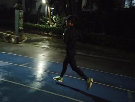 想要跑好全马就得跑好半马,想要跑好半马就得跑好10公里!10公里一个不长不短的距离却把不同水平的跑者划分为12个等级!原来大家说的健康跑处在第12级!你在哪一级呢?#跑步 #马拉松 #十公里 #健康跑