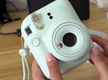 我是真的很会用拍立得自拍🤳0废片‼️
今天就手把手教新手小宝如何在昏暗的室内拍出拍立得人生照片,首先用到的设备是富士的迷你12,这款机型我已经拍了将近两年了,基本上没有任何问题,因为他的性价比真的很高,对于新入门的话价格非常友好,全自动傻瓜机,操作起来也不会有难度!
#拍立得 #拍立得自拍挑战 #拍立得女孩 #富士拍立得 #入门级相机