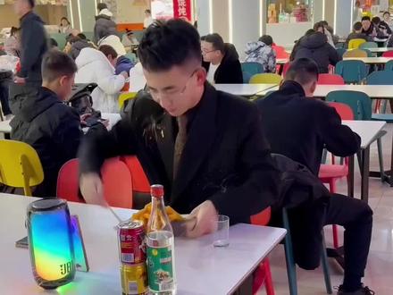 跟我一起嗨起来!#拼好歌 #抽象 #给我擦皮鞋