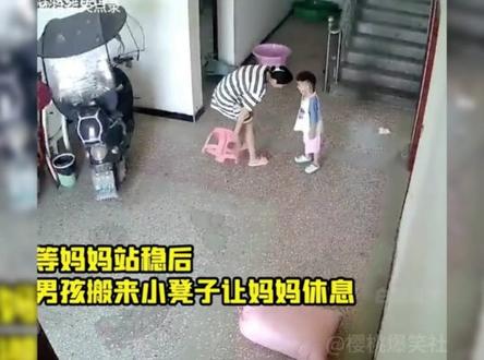 盘点孩子保护妈妈时刻:爸爸街头打妈妈儿子直接踹爸爸 #家庭教育 #孩子 #小小男子汉在慢慢长大
