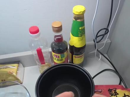 宿舍小锅|清鲜干蒸,脆嫩蚝油生菜
不用爆炒,不用油烟,宿舍小锅也能做出清鲜干蒸+脆爽蚝油生菜,简单却极致好吃#一人食记 #宿舍美食 #宿舍小锅美食 #蚝油生菜 #健康饮食从每天自己做饭开始