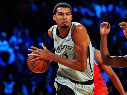 “球员满身赛季是伤,裁判尺度很松,这种防守强度换现在这几个老球星真扛不住....”#马刺 #雷霆 #杜兰特 #詹姆斯 #库里