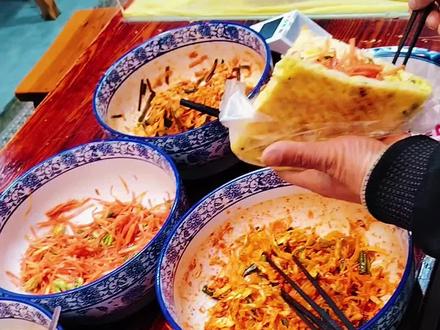 在外的陕西乡党,家乡的菜夹馍大赛火了,你心里的冠军是哪款?
#在外陕西人 #陕西美食 #菜夹馍 #西安菜夹馍大赛