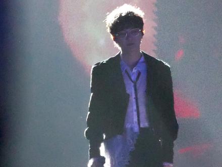 本来只想浅听一下,结果被周深拿捏了~ 这个冷脸真是帅的我一激灵周深《自诩周全》直拍
听说有缘人都能听到这个天籁,周深唱这种流行都市风格的曲风其实一直都很迷人啊~~~~~
#愚人节站姐团建 #周深演唱会